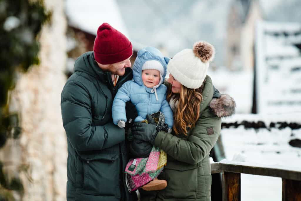 Family photoshoot in Hallstatt, Austria during winter